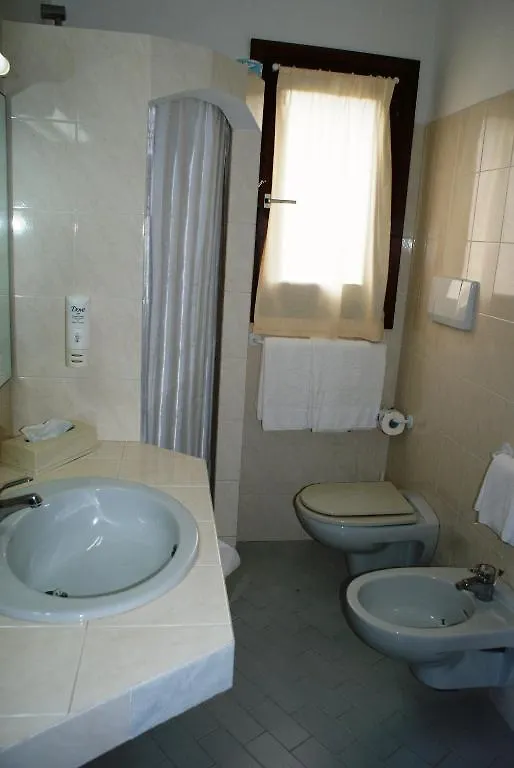 Hotel 3 Botti بايا سردينيا 3*,